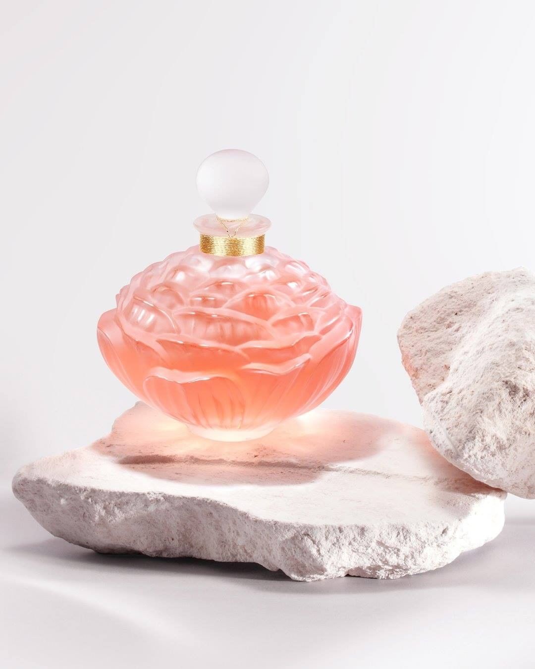 LALIQUE - As the dew-drop stopper is lifted, a lush floral fragrance emerges from the blooming crystal “Pivoine” flacon. The three most precious essences of the perfumer’s palette express the luxurian...