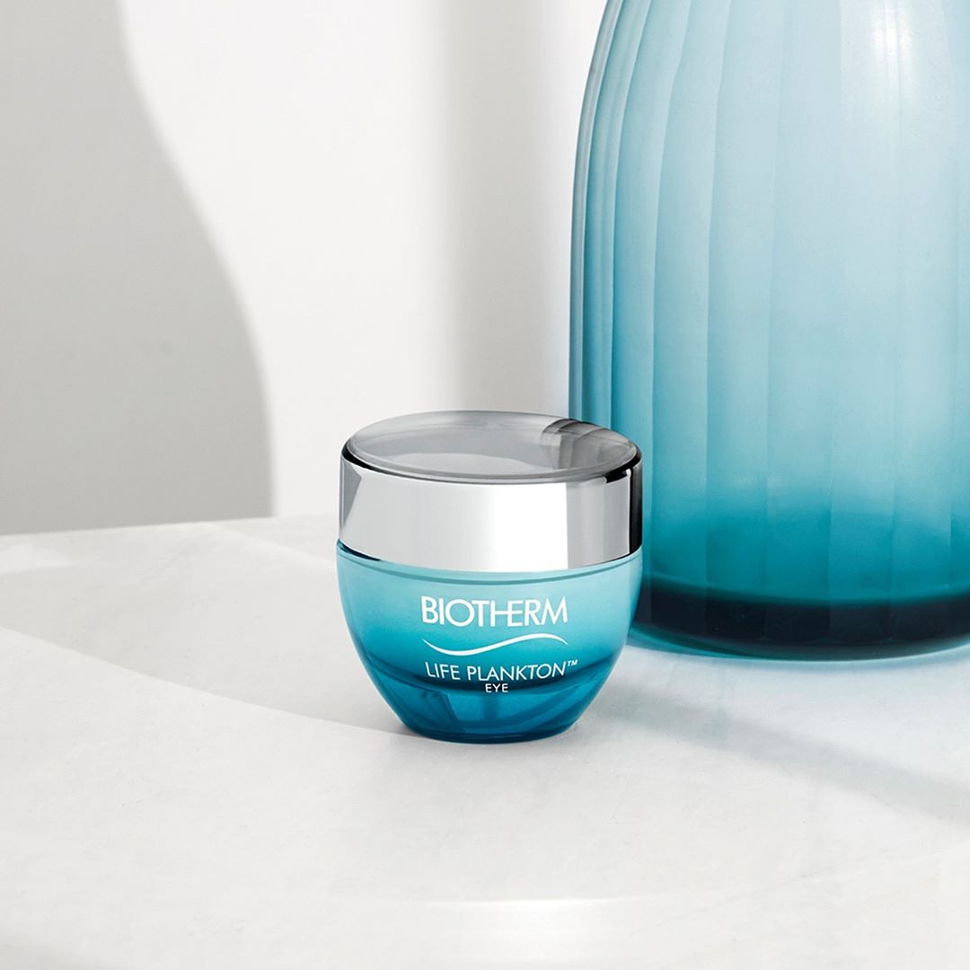 BIOTHERM - Year after year, the collagen in our skin deteriorates resulting in micro-wrinkles.  Life Plankton ™ Eye regenerating treatment works in depth to prevent the formation of these micro-wrinkl...