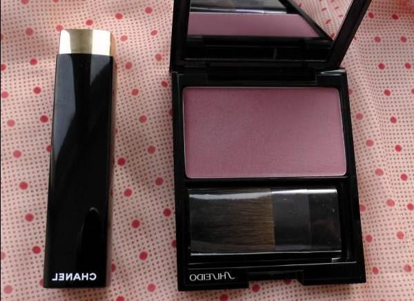 L'examen de fard à joues de Shiseido Luminizing Satin Face Color PK 304 et rouge à lèvres Chanel Rouge Allure Luminous Intense Lipstick 88 Evanescente - avis