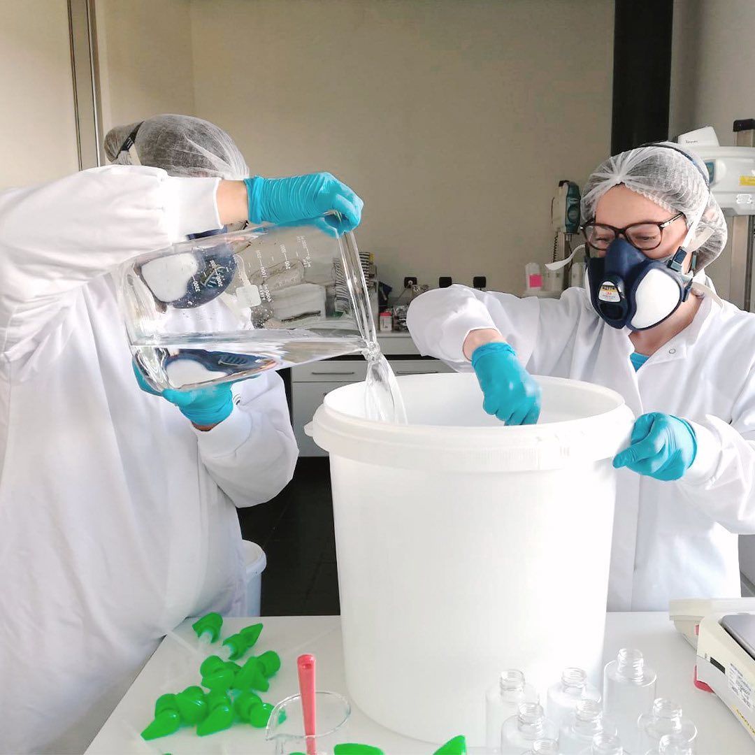 Naturé Moi - On a mis de coté le bambou🎋 , le miel 🍯 et la fraise🍓 quelques temps... Ces dernières semaines au labo, on a travaillé sur la fabrication de gel hydroalcoolique ! 👩🔬
On espère que vous êt...