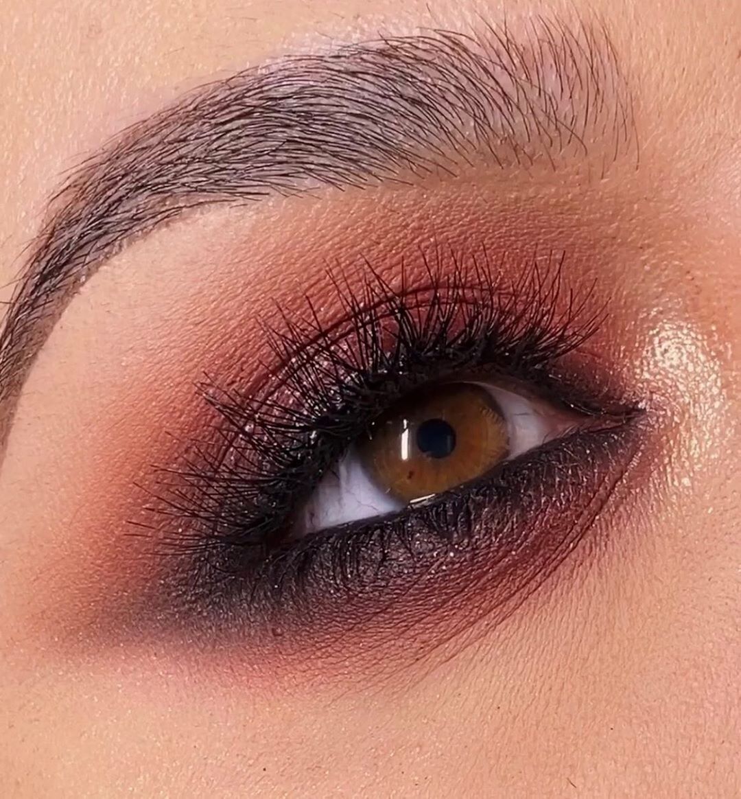 DOSE of COLORS - FALL LAYERING USING OUR SMOKEY SOIRÉE EYESHADOW PALETTE 🥀
.
CREASE & LID: FIRED UP + ON THE ROCKS 
OUTER V: MIDNIGHT + OUT & ABOUT
LOWER LASH LINE: FIRED UP + ON THE ROCKS + MIDNIGHT...