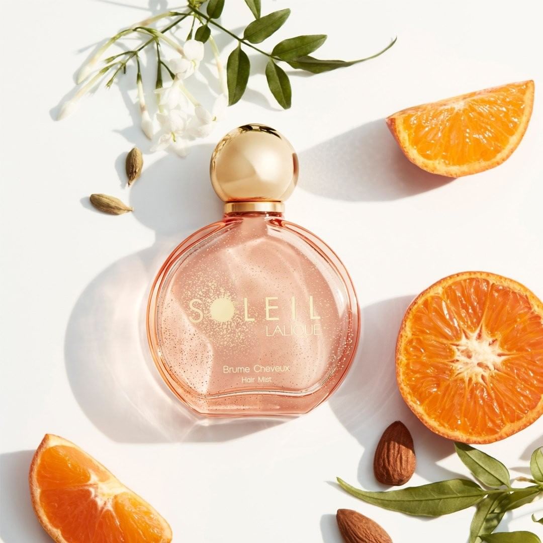 LALIQUE - Perfume your hair with a radiant halo of feminine notes. The dazzling light of Pear Granita, Mandarin and Cardamom, the addictive treat of a Caffè Latte and Almond accord, the silky caress o...