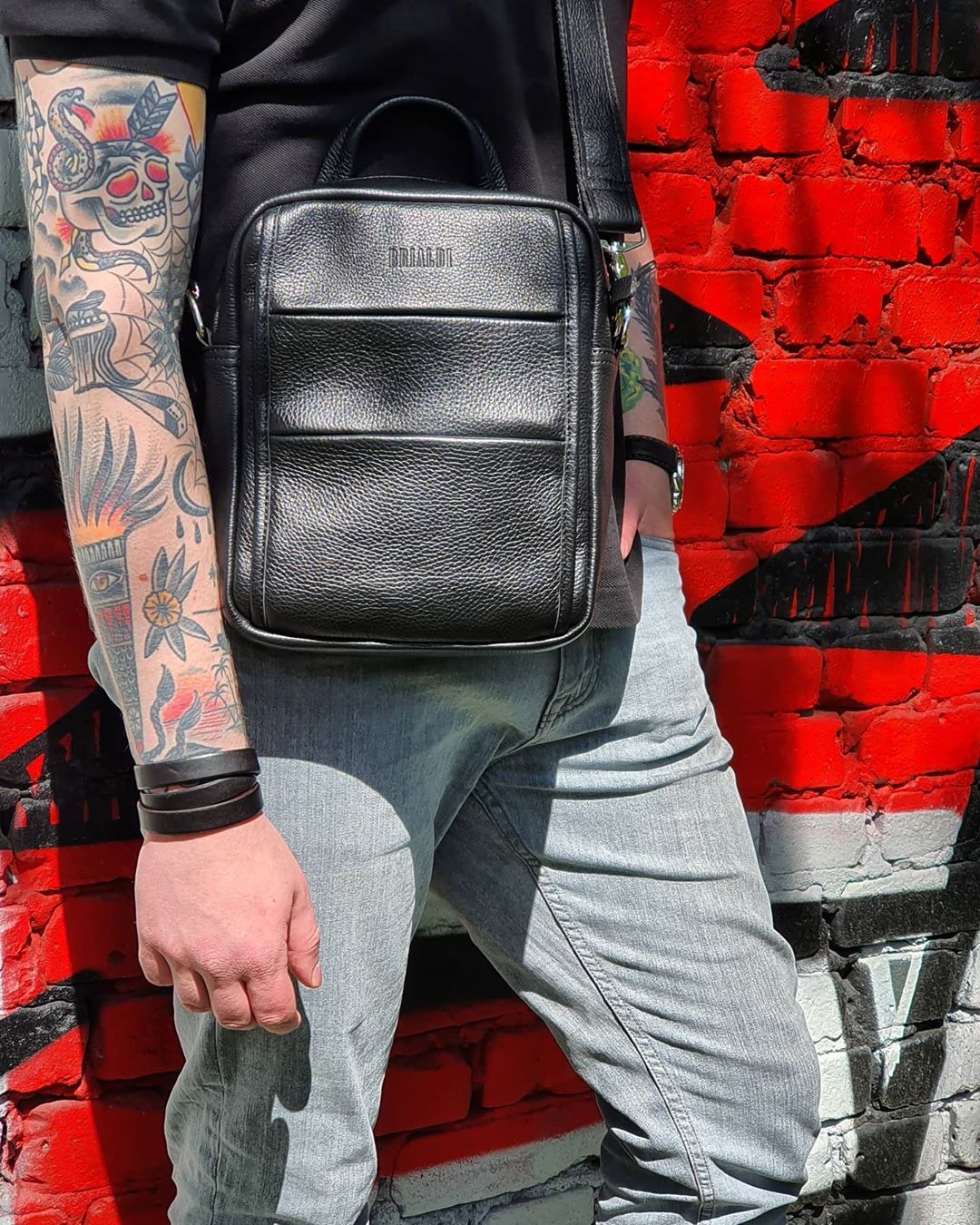 Кожаные сумки и рюкзаки - Если вы в поисках универсальной наплечной сумки, то вы ее нашли😎
⠀
Brialdi​ LEVIN — удобная сумка на каждый день, отлично впишется в деловой стиль и CASUAL​🔥
⠀
#brialdilevin...