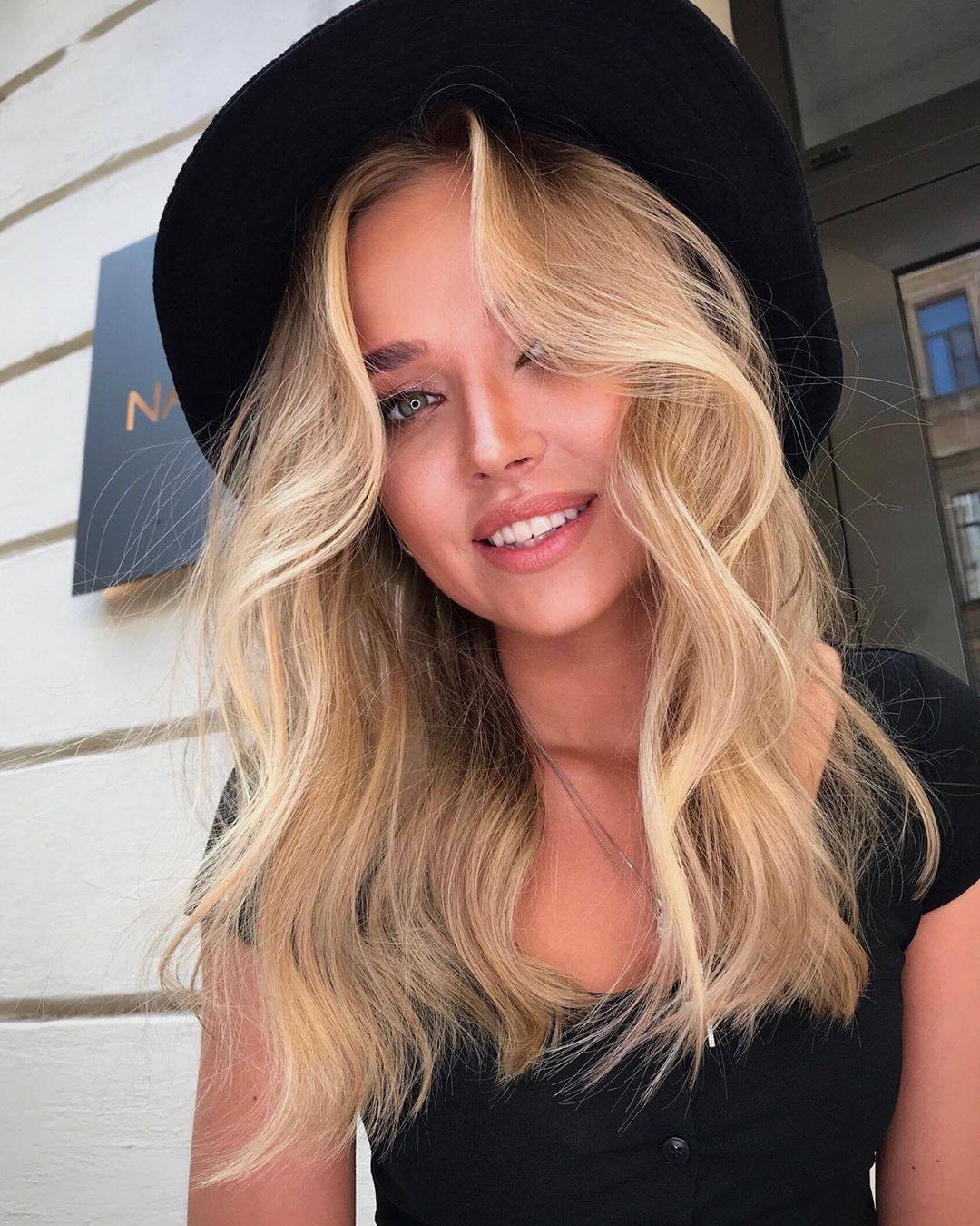 Wella Professionals Russia - Вау-вау, вам точно надо это увидеть!

Колорист Елизавета из салона NAVOLNE @kristina.stylist радует нас невероятным серферским блондом🏄🏻‍♀️ А контуринг у лица делает образ...