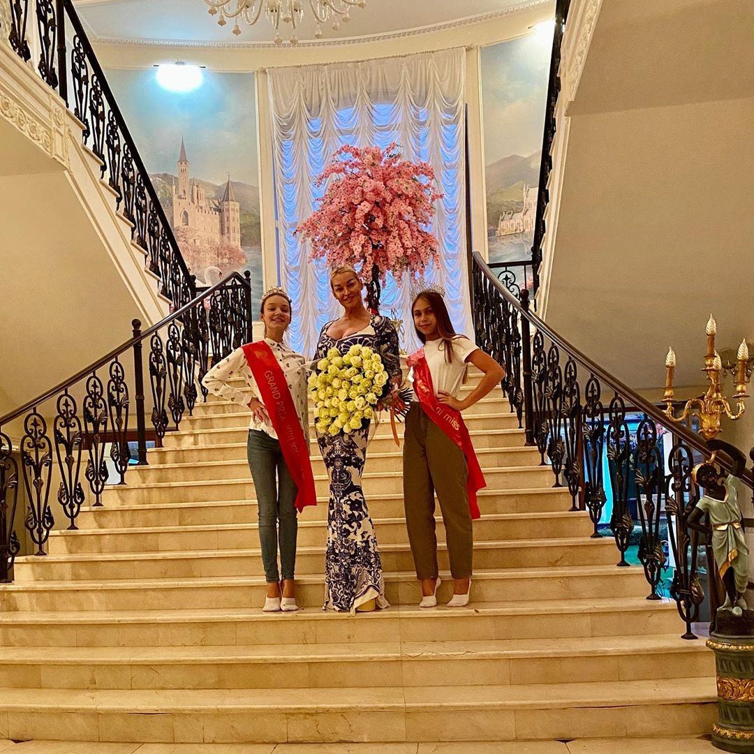 Анастасия Волочкова - У меня в гостях замечательные гости.😊 Вероника и Вика @_vika_rg 😊 Девочки победительницы Всероссийского Конкурса мини мисс Россия 2020👍 Как здорово, что в России такие талантливы...