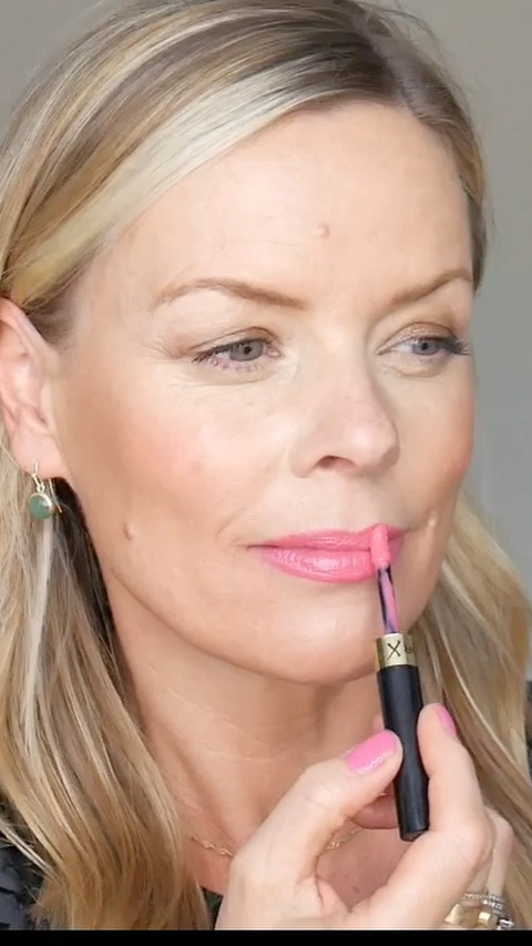 Max Factor - Transfer-Proof Lippy? Yes please! @Carolinebarnesmakeup shows us her secret to long-lasting lipstick that DOESN'T transfer onto your mask 👊💋
Using Lipfinity lipstick in shade Stay Cheerfu...