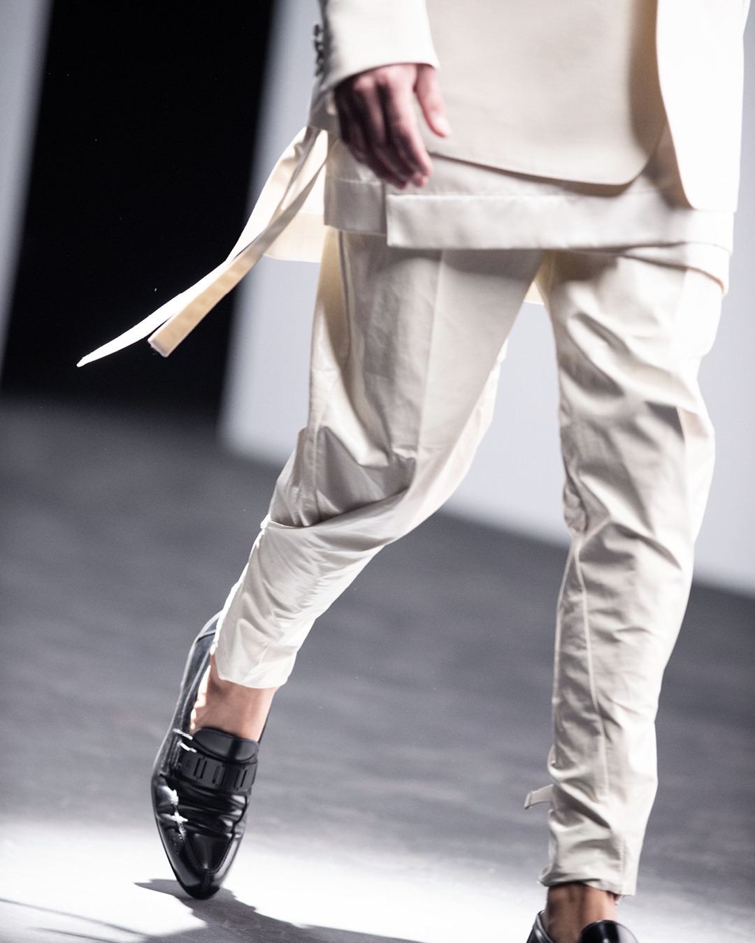 alfreddunhill - SPRING SUMMER 2021 SHOW⁠
LOOK 30 DETAILS⁠
#dunhillSS21⁠
⁠
The evolution of Dunhill eveningwear. The final look from the show features leather strap trousers, Link loafers and a duchess...