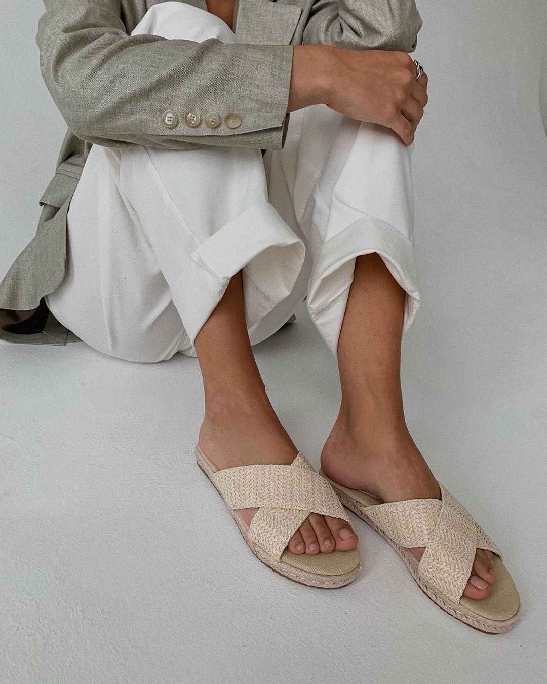 Mario Berluchi - Классические пантолеты выполнены из плетёной кожи молочного оттенка🥛
Открытая модель с перекрёстными ремешками превосходно подойдёт для создания стильного образа👌🏽
————
На фото:...