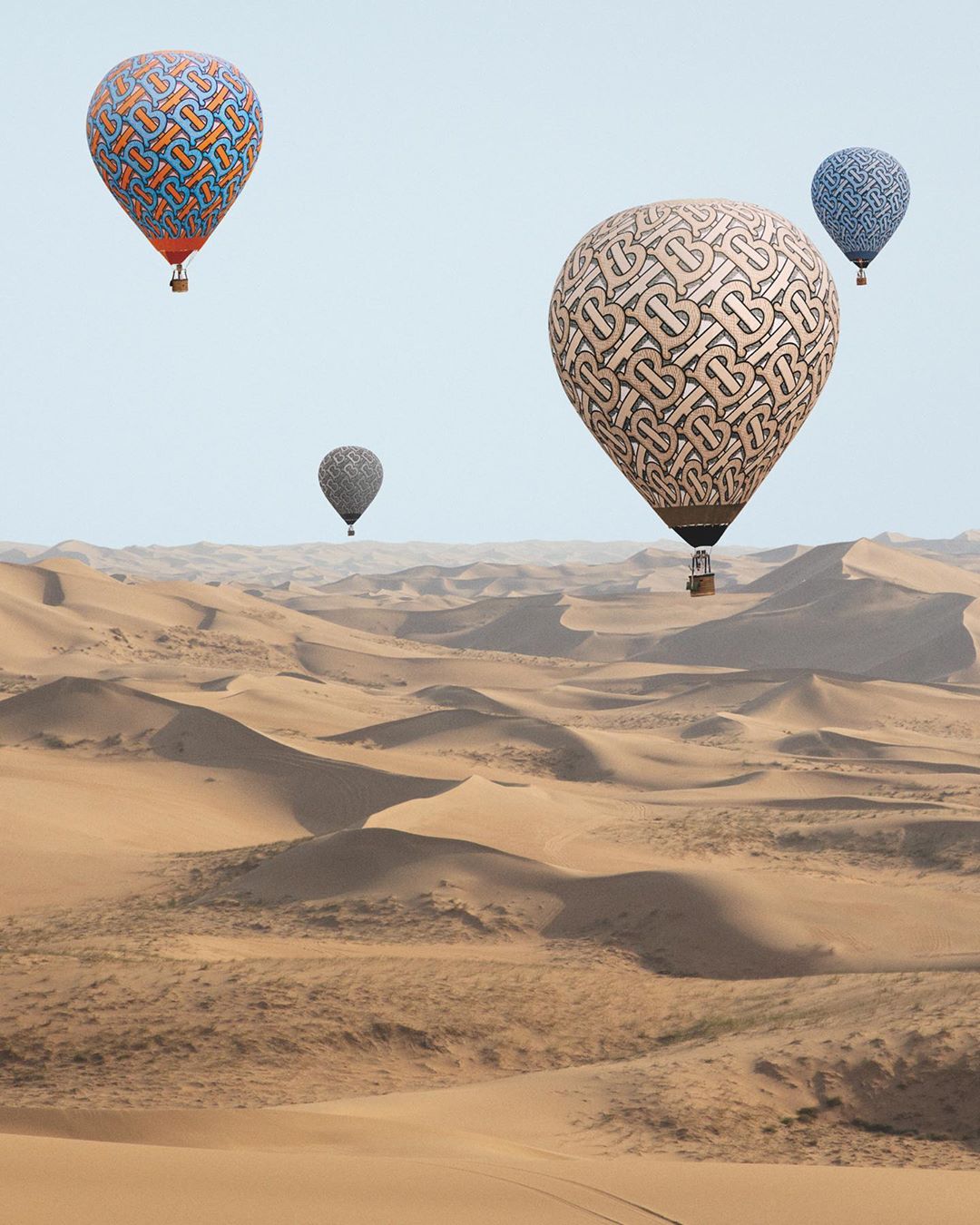 Burberry - From above
.
Four hot air balloons take flight across the landscape of Wuhai in Inner Mongolia, each showcasing a different colourway from the #TBSummerMonogram collection
.
#Burberry