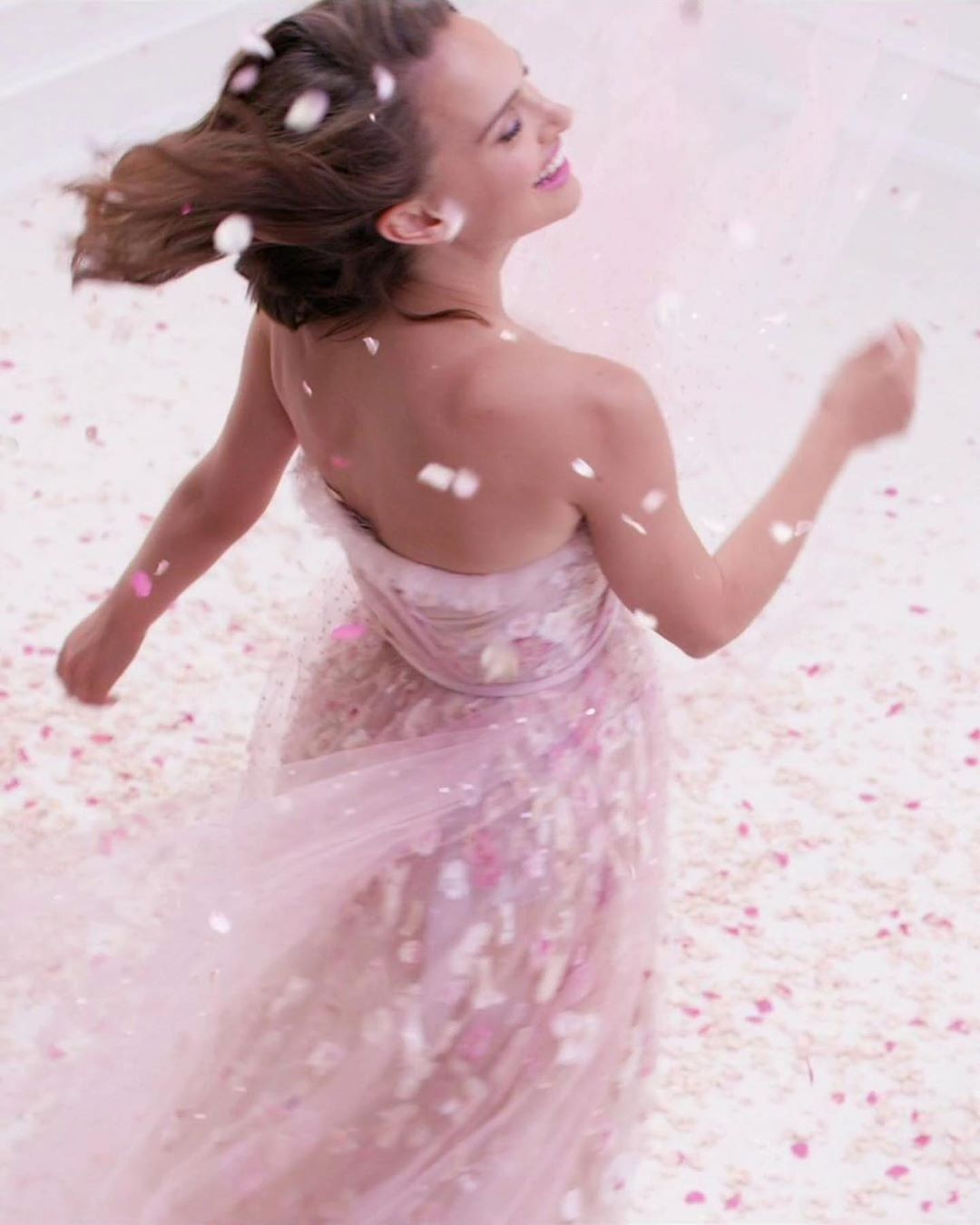 ИЛЬ ДЕ БОТЭ - Платье Miss Dior было создано@MariaGraziaChiuri специально для потрясающей Натали Портман.

Платье расписанное вручную и расшитое шелковыми цветами на розовом тюле. платье кружится в ви...