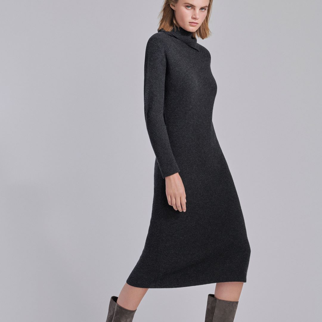 Fabiana Filippi - @fabianafilippi⁣
A combination of exclusive fabrics and modern design to transform a simple dress in a contemporary garment.⁣
⁣
#fw20⁣
#FabianaFilippi