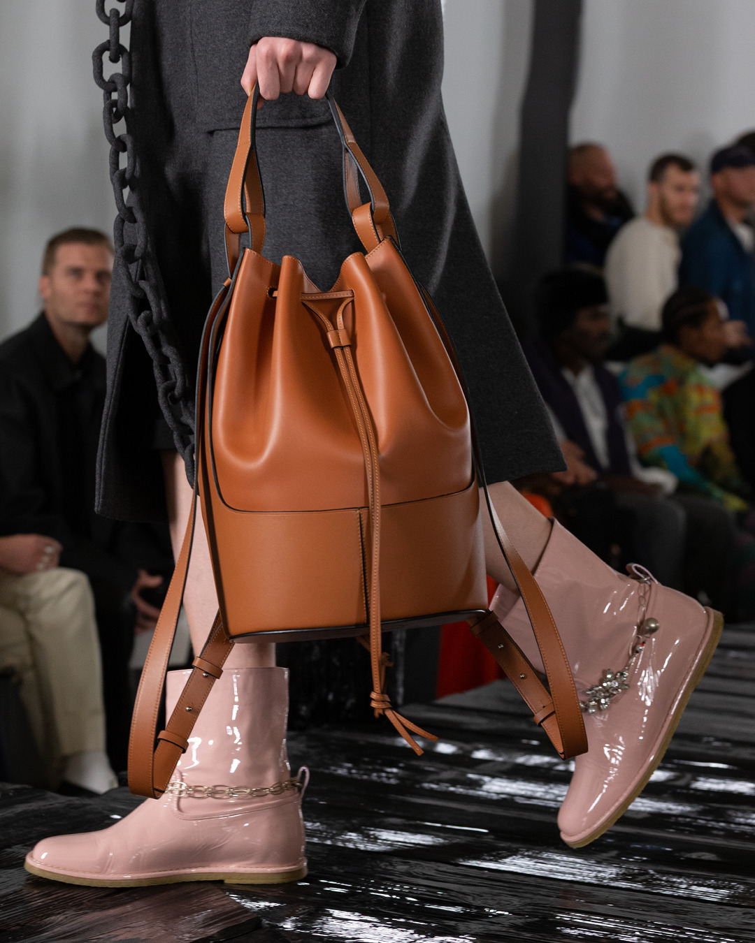 LOEWE - The new Balloon backpack crafted in tan leather debuted at the LOEWE FW20 Men's show.

Now available on loewe.com

#LOEWE #LOEWEFW20 #BalloonBag