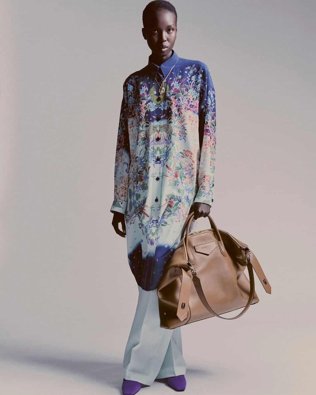 GIVENCHY - ANTIGONA SOFT: Large Antigona Soft, available in-store and online, in selected countries. 
Browse the #GivenchyAntigona line through the link in bio. #GivenchyFamily