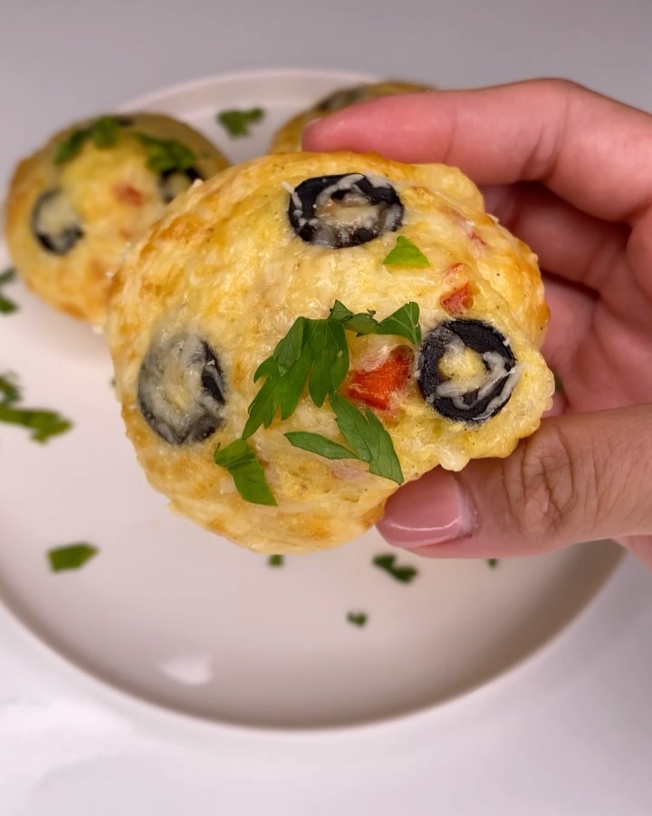 НАСТЯ МОНАХОВА - 🍕 кексы🍕
ЧТО НАДО:
▫️курица копченая(или ветчина) 40гр
▫️сыр 40гр
▫️перец болгарский 40гр
▫️разрыхлитель
▫️яйцо С0 1шт
▫️мука 50гр
▫️сметана 1ст.л
▫️соль,перец
▫️оливки, тертый сыр св...