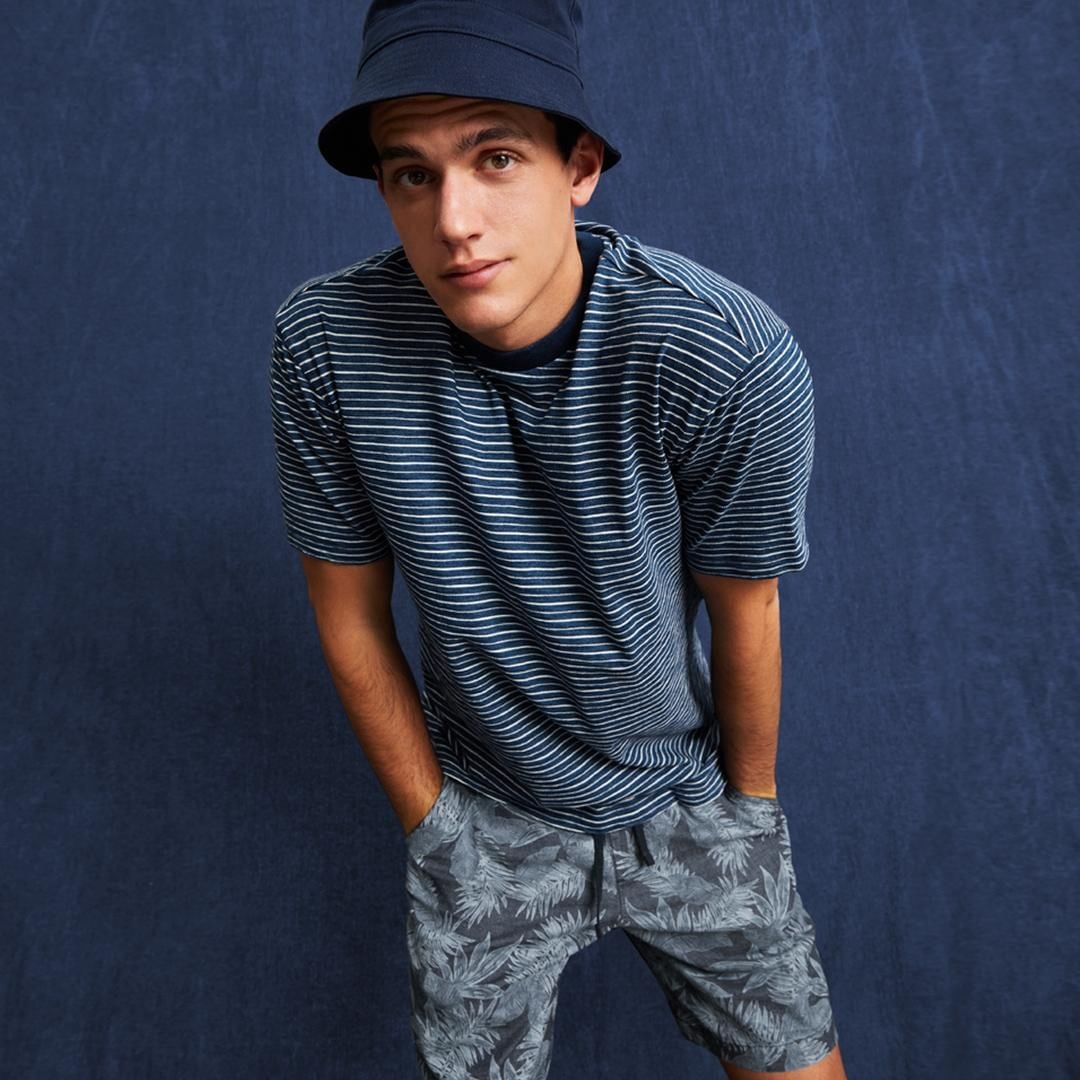 Gap Middle East - The coolest combo is...our softest tees with our easiest shorts. It's what we are wearing now till Sept.