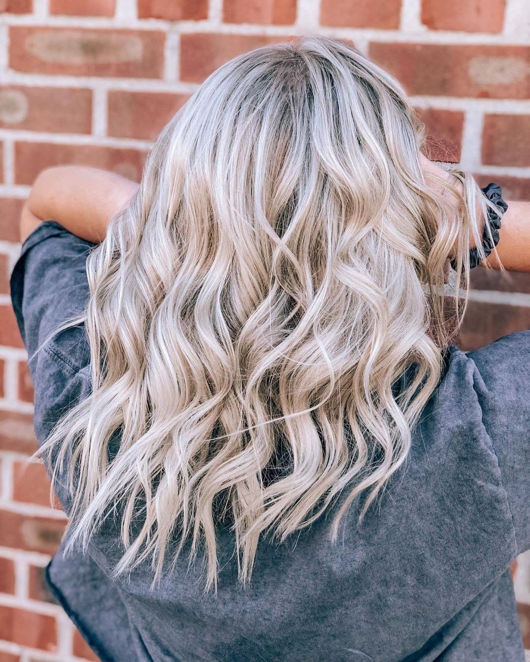 Redken - Bravo @hair_jordan26 🇺🇸 for creating this beautiful high-level blonde with our Shades EQ Gloss Level 10s. 👏 
 
In order to get a high lift without compromising the integrity of her client's h...