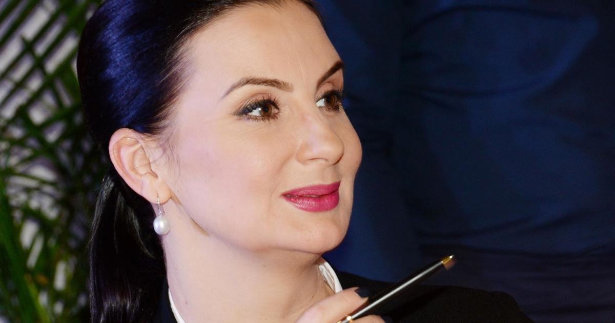 Екатерина Стриженова шикарно выглядит в костюме-тройке и блузке с бантом