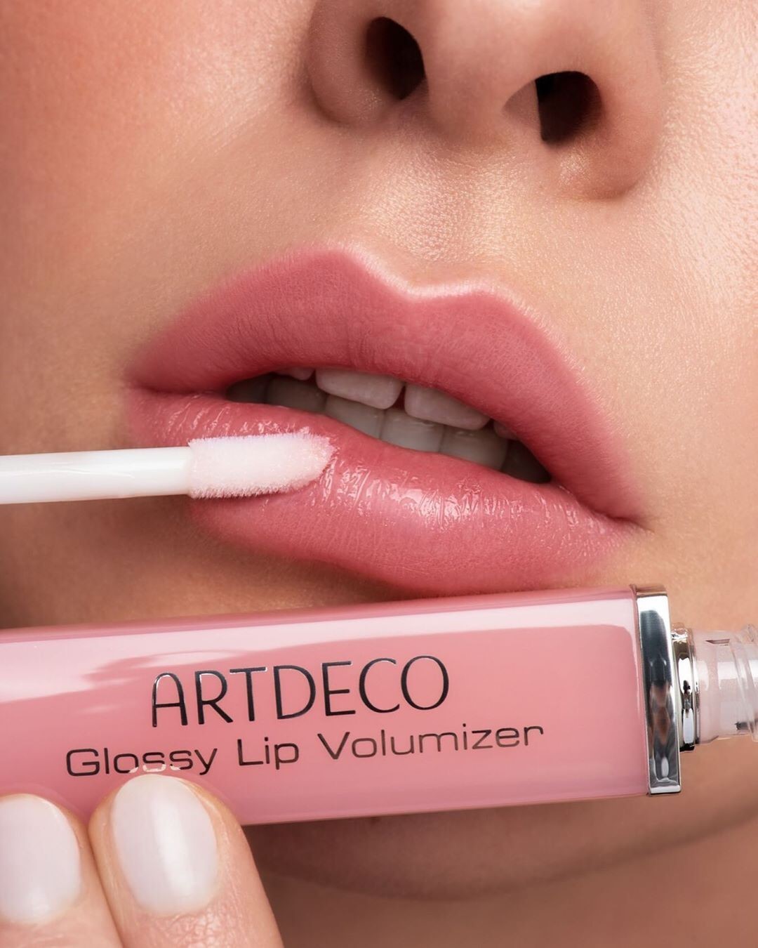 ARTDECO - Our Glossy Lip Volumizer Lipgloss gives your lips seductive volume within seconds. 👄 Have you tried it?⠀⠀⠀⠀⠀⠀⠀⠀⠀
⠀⠀⠀⠀⠀⠀⠀⠀⠀
Model: @emi.ly.98⠀⠀⠀⠀⠀⠀⠀⠀⠀
MuA: @sabrinabeauty.mua	⠀⠀⠀⠀⠀⠀⠀⠀⠀
Photog...
