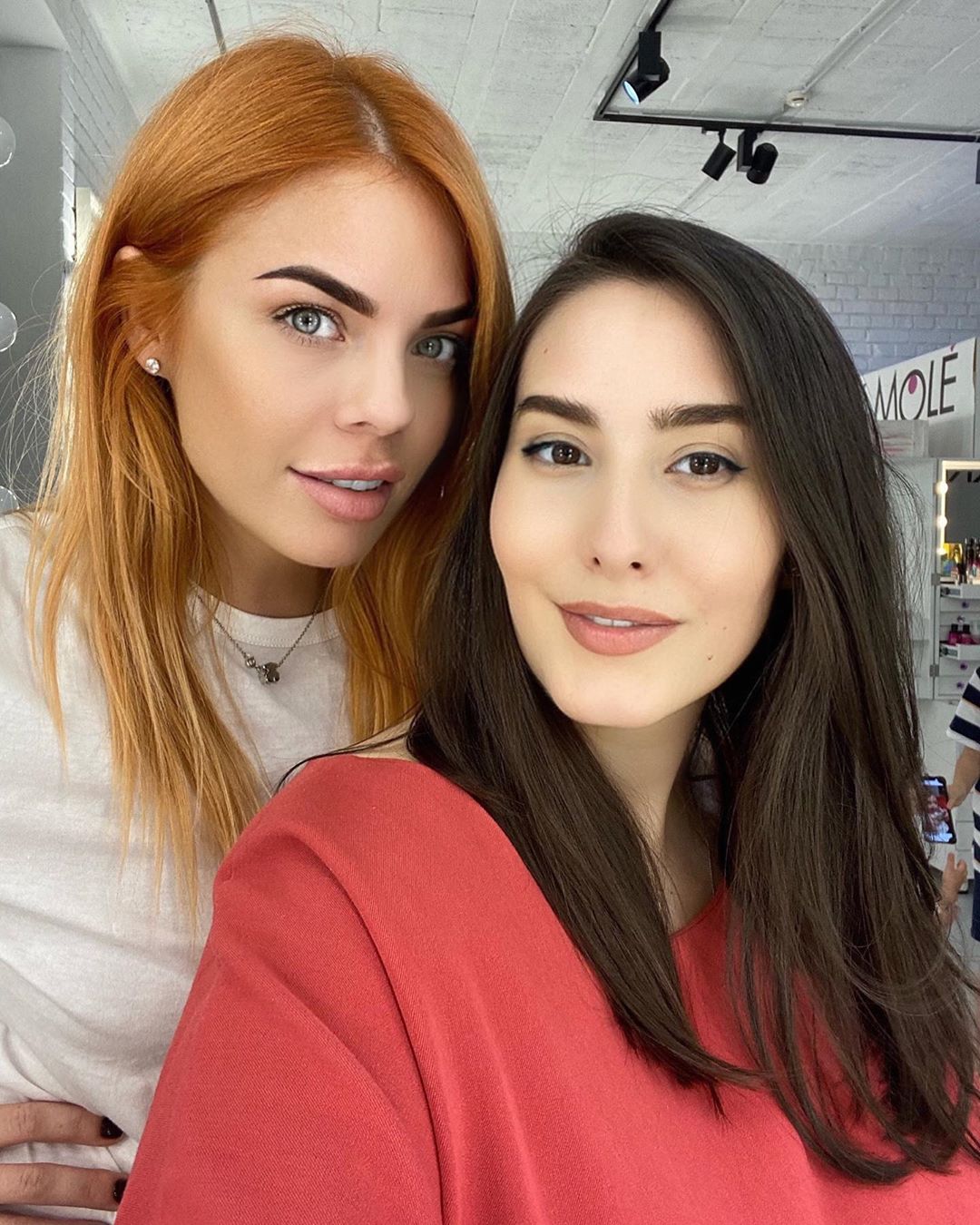 Anastasia Stotskaya - Как же давно не виделись с моей дорогой землячкой @mila_klimenko ! 👩🏼‍🤝‍👩🏻Была очень рада тебя повидать. Девчонки, самые красивые бровки для меня вот уже пять лет - 👉только в @ni...