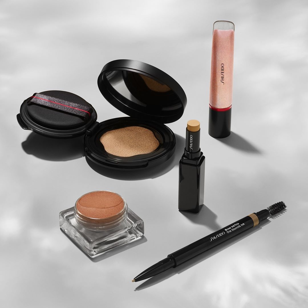 SHISEIDO - Sun’s up, essentials out. Create a classic daytime look with foolproof formulas that blend beautifully with or without brushes: Synchro Skin Self-Refreshing Cushion Compact, Synchro Skin Co...