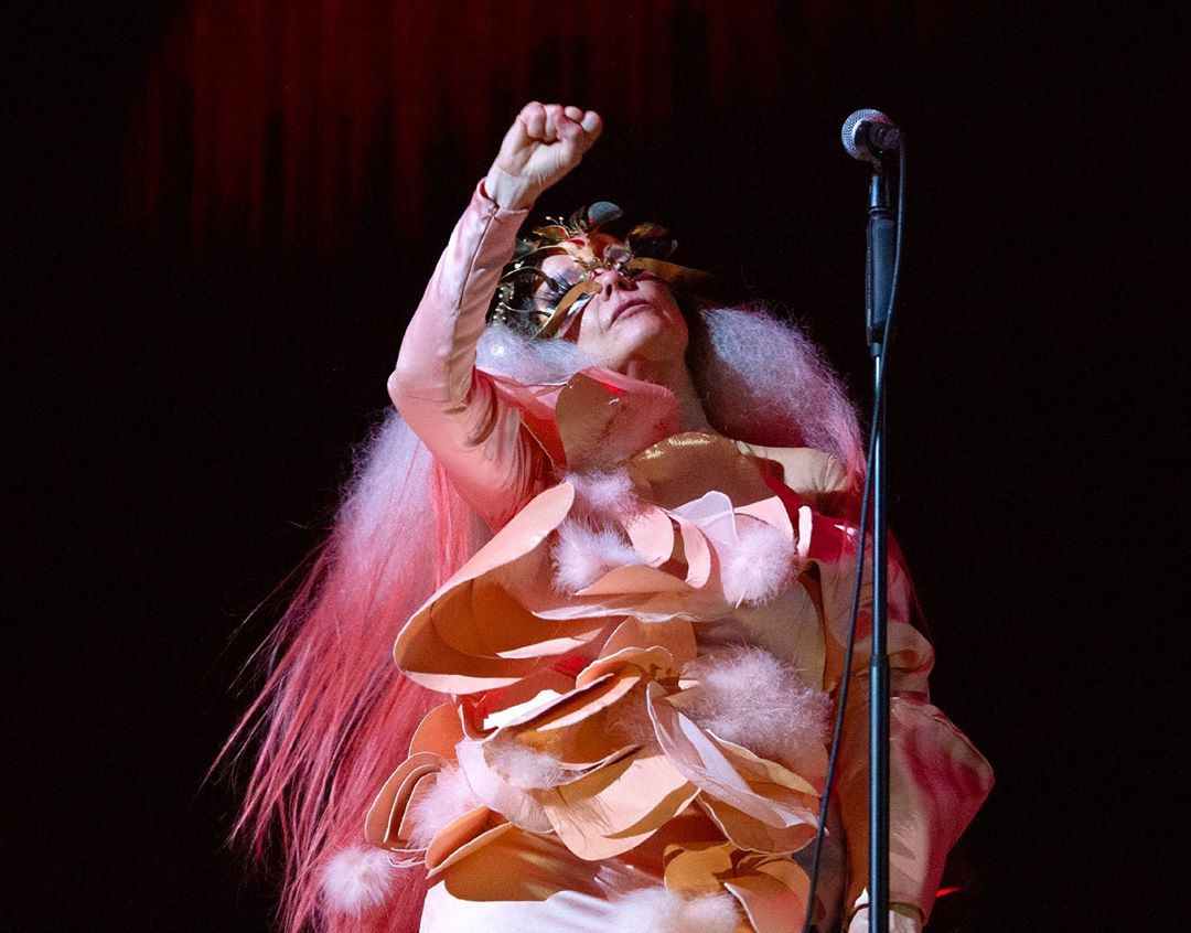 Björk - thanks for last night brussels !⁣ #cornucopia⁣⁣
⁣⁣⁣
dress by @balmain ⁣
hair by @johnvialhair ⁣
headpiece by @james.t.merry ⁣
makeup by @isshehungry ⁣
styling by @eddagud ⁣
photo by @santiagr...