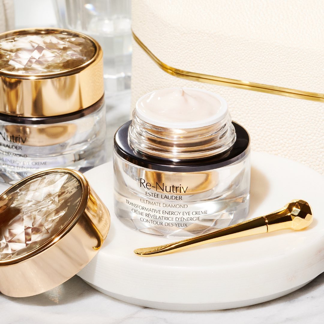 Estée Lauder - #ReNutriv Ultimate Diamond Transformative Energy Eye Creme, with our exclusive Black Diamond Truffle Extract, re-awakens the eye area. Our eye wand was specially developed with a finely...