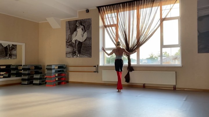 Анастасия Волочкова - Репетиция. Фрагмент композиции "Лебедь". 🦢 Музыка Сен-Санмарин. Постановка Михаил Фокин. Хочу напомнить, что завтра вечером в воскресенье на моем сайте www.volochkova.ru в 20:00...