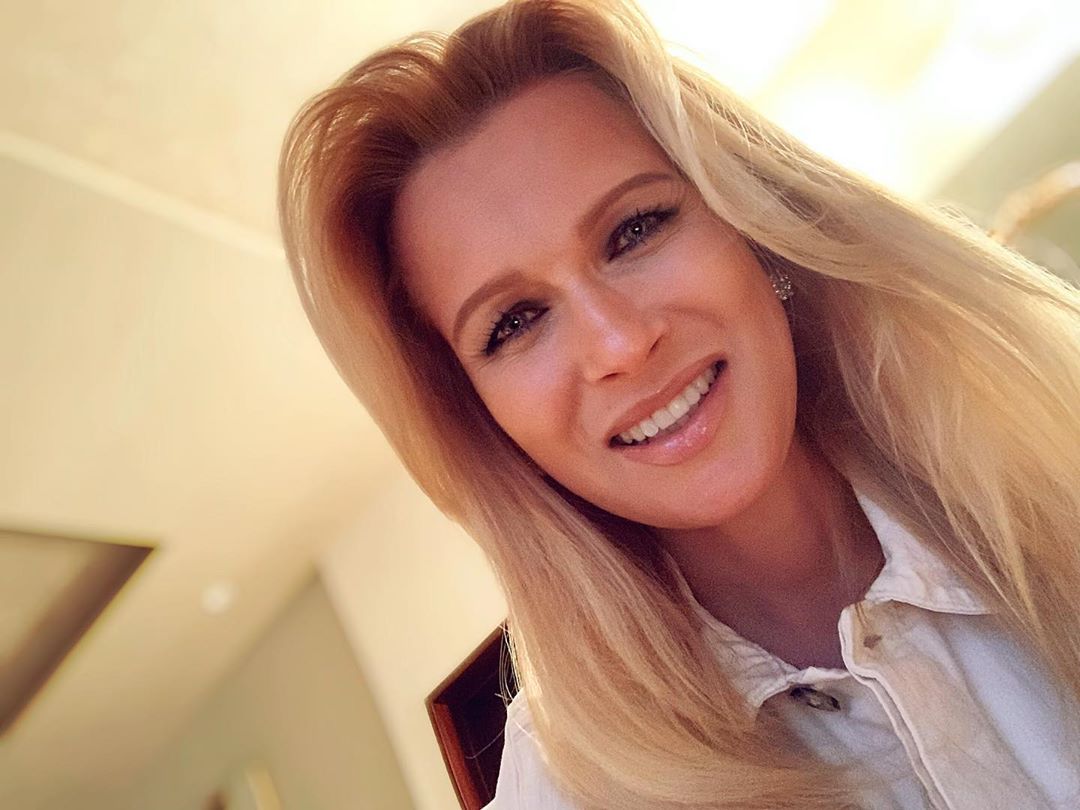 olesya_sudzilovskaya - Привет всем! Какой сегодня чудесный, по-настоящему летний день!🌞🌿 Как настроение, друзья?👋🏻Скоро на работу?!😄 #олесясудзиловская #актриса #дома #москва #выходные #olesyasudzi...