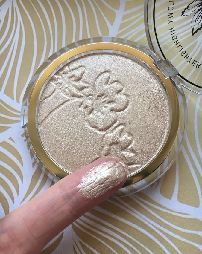 Catrice glow highlighter. Хайлайтер Катрис. Хайлайтер для лица Катрис. Хайлайтер Catrice 020. Хайлайтер Катрис оттенки.