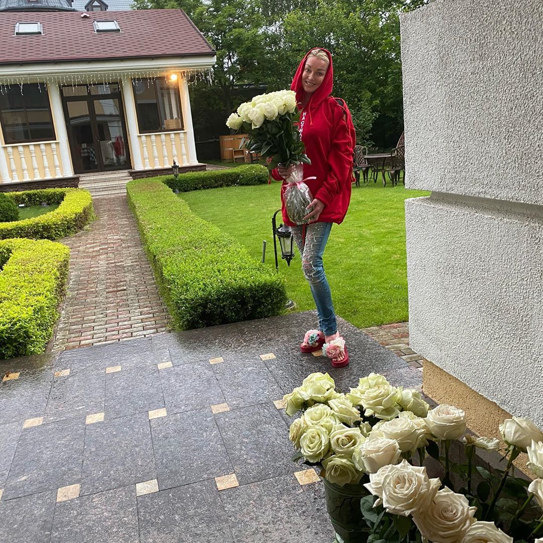 Анастасия Волочкова - Егодня день подношения цветов😊🙏🦢🌺🔥💃 #анастасияволочкова #волочкова #балет #россия #я #любовь #радость #цветы #счастье #мы  #солнце #лето #спорт #enjoy #театр #выходные #love #дом