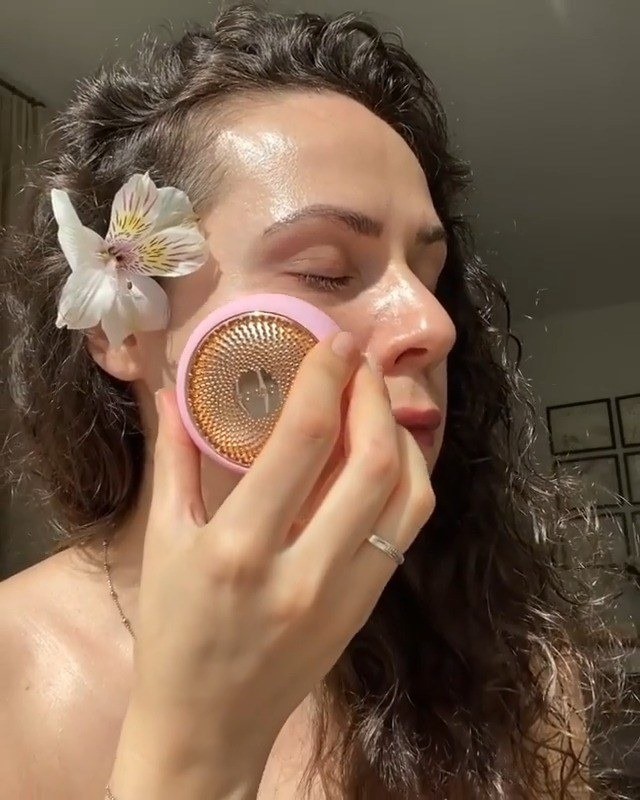 FOREO - Beauty tip: Keep your summer glow with UFO 2 ✨

UFO 2’s hyper-infusion technology drives mask essence deeper into your face to get nutrients down where they work best - below the surface. So t...