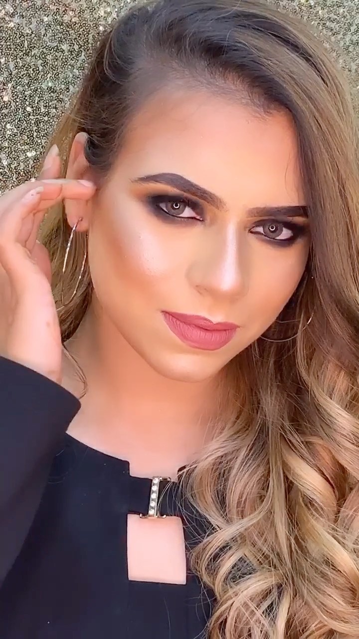 Iba - Every makeup look has a technique & amazing products used to create the look 💜 Watch the video to learn how to create this stunning look 💖

Iba products featured:
♥️Eye talk HD Eyeshadow - Smoky...