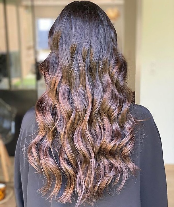 Schwarzkopf Professional - You're MELTING our hearts with this one! 😍
*Formula* 👉 @maisondecoiffure.lavaur with tbh – true, beautiful honest: Roots – ½ 5.06 + ½ 5.16 with 10 Vol. Lengths – 6.51 with 1...