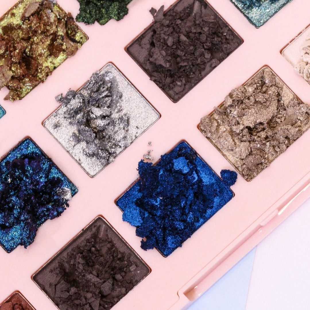 Ciaté London - #TextureTuesday 💙 ft 18 pan #EditorPalette Aspen🏔 mesmerising high shine foil shimmers, vivid metallics & statement mattes ✨ #regram @letoile_official 🦋 #ciate