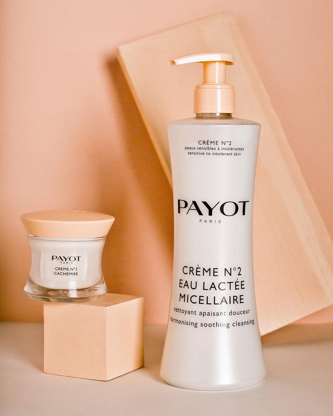 PAYOT Russia - Что нужно чувствительной коже? Минимум средств, максимум нежности и заботы с гаммой Crème №2 😍
⠀
Для очищения и снятия макияжа используем мицеллярное молочко, не требующее смывания водо...