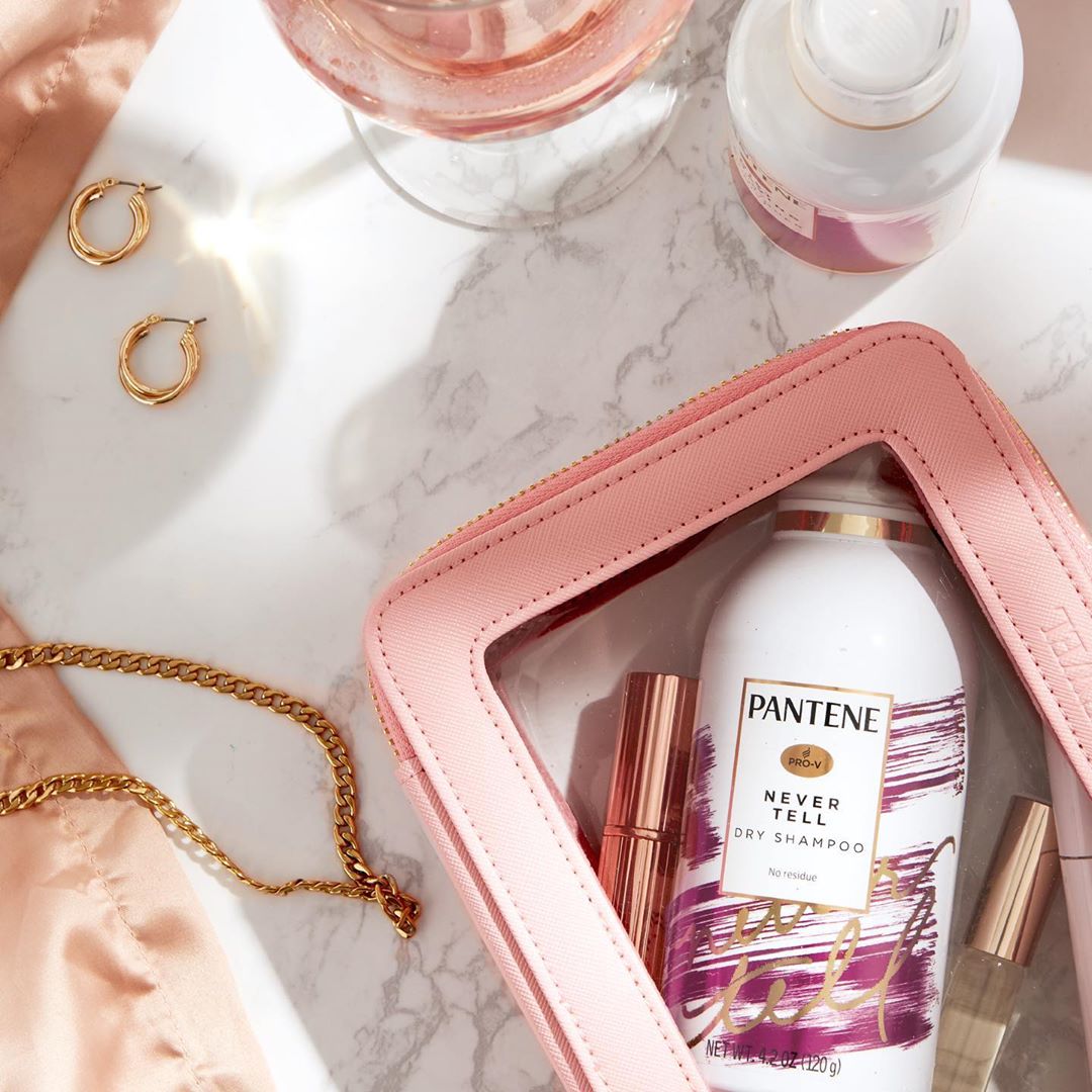 Pantene Pro-V - A dry shampoo with zero residue so they'll never be able to tell you haven't washed your hair since Sunday 🤫
.
.
.
.
.
#waterless #seconddaycurls #dryshampoo