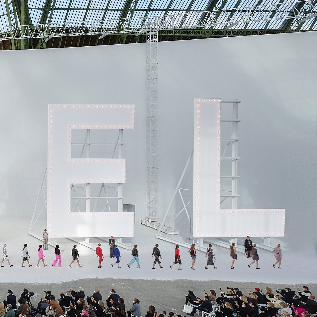 CHANEL - ‘CHANEL’ in capital letters inspired by the Hollywood Sign provides the backdrop for the finale of the Spring-Summer 2021 Ready-to-Wear show.

#CHANELSpringSummer #CHANEL #PFW @Maike.Inga @Co...