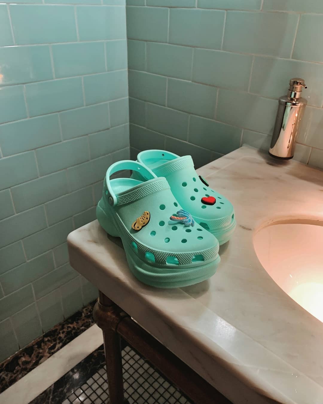 Crocs Russia - Серьги, стильные очки, кольца — и это не всё, что делает тебя самой яркой 🤩  Твоё главное украшение — яркие сабо с аксессуарами Jibbitz.

#crocs #crocsru #крокс