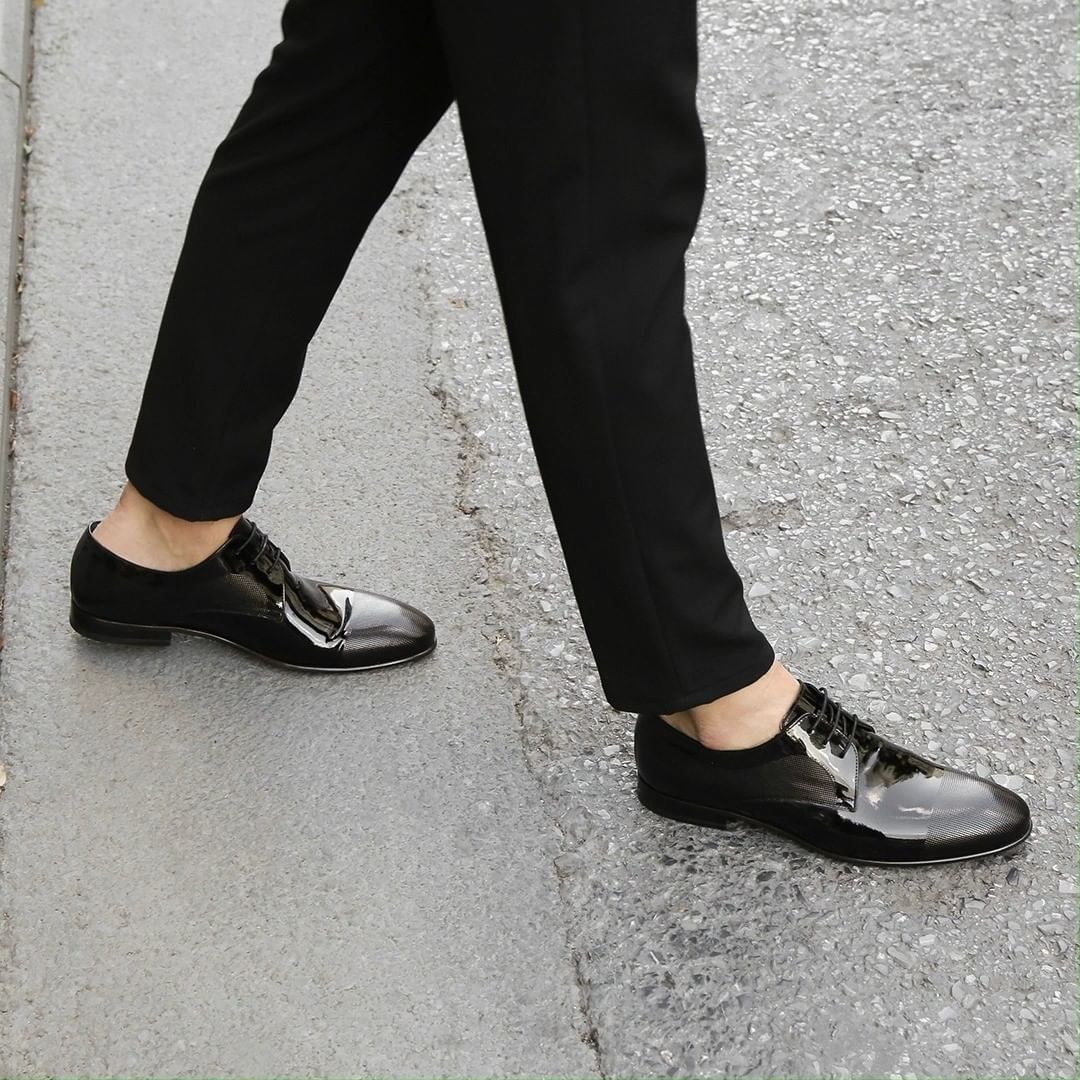 iLVi - Klasik duruşundan ödün vermeyen beyler için bir önerimiz var. Siyah renk rugan klasik ayakkabılarınızı keten ve kumaş pantolonlar ile kombinleyin.
Ürün Kodu Vitney-80279

We have a suggestion f...