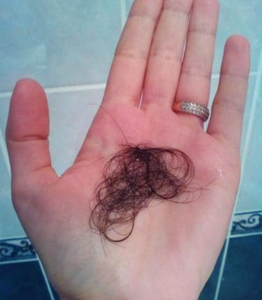 Количество выпавших волос при первом мытье шампунем
