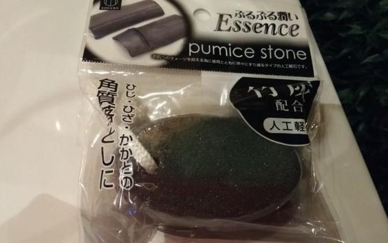 Пемза KOKUBO Essence pumice stone для избавления от натоптышей с гиалуроновой кислотой фото