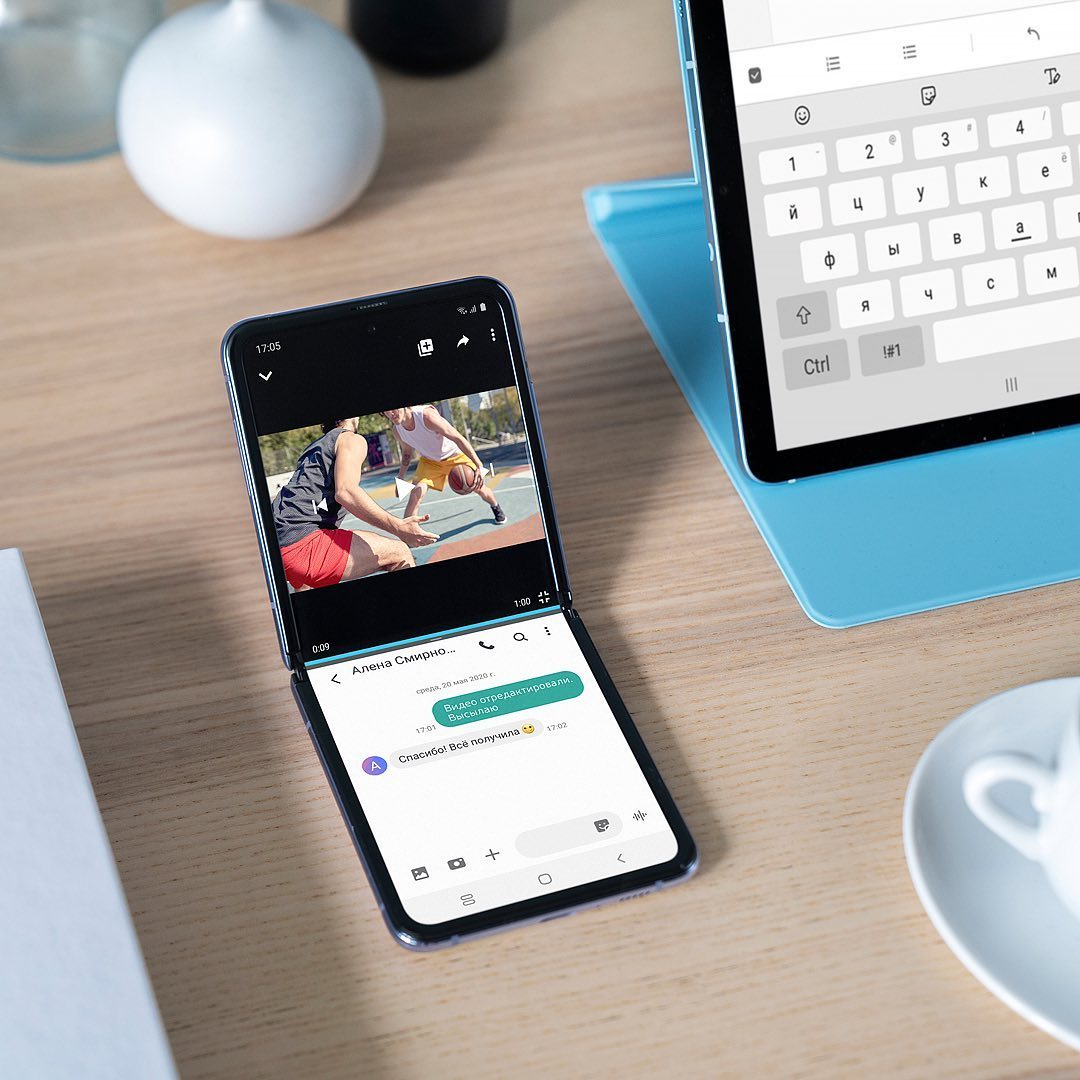 Samsung Russia - Galaxy Z Flip — это возможности двух смартфонов в стильной и аккуратной оболочке 💪
Пользуйся одним большим экраном или двумя маленькими. Размести два приложения сверху и снизу, чтобы...