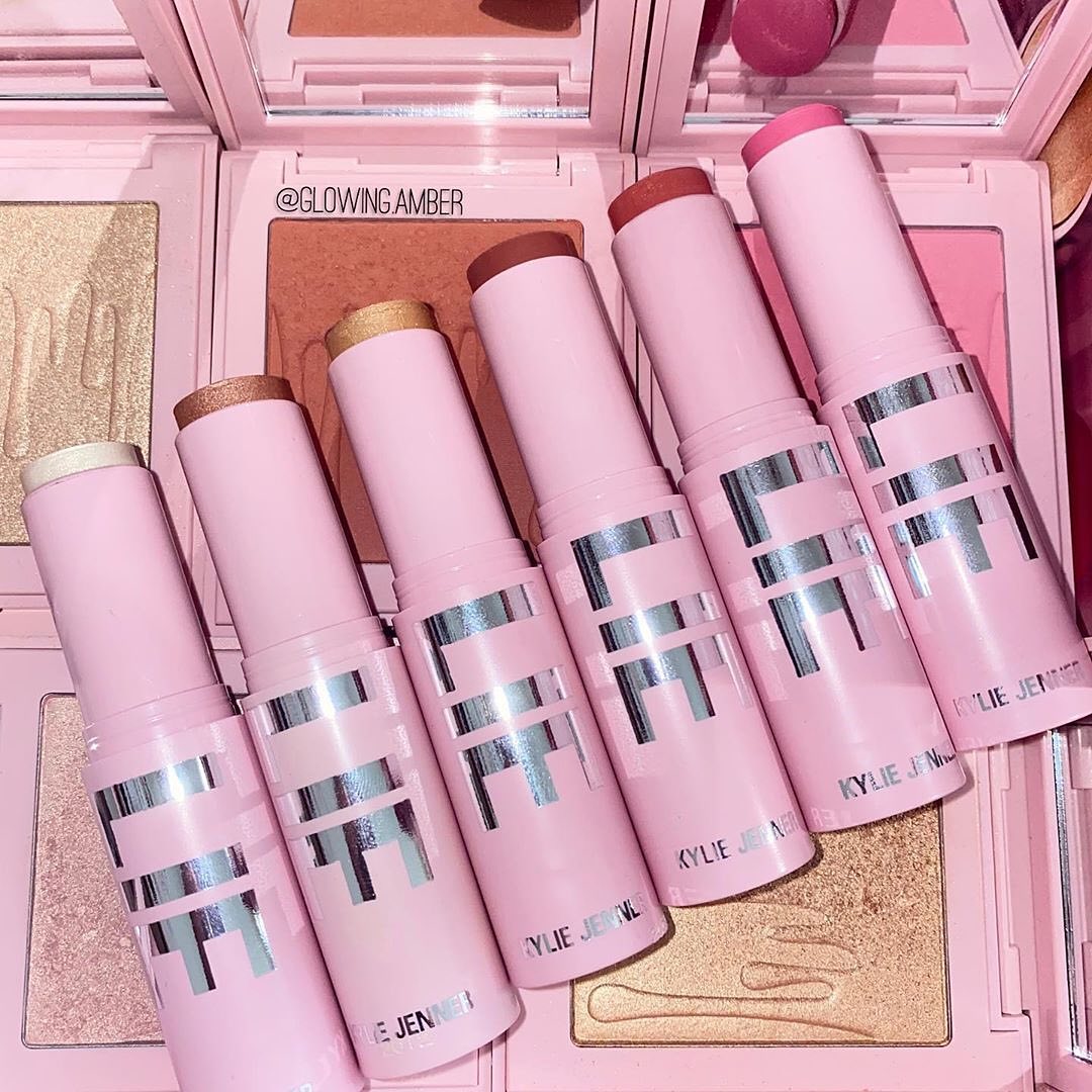 Kylie Cosmetics - you can never have enough blush & kylighter 🤩 what's your go-to blush and kylight shade? 💗 pretty pic by @glowing.amber
