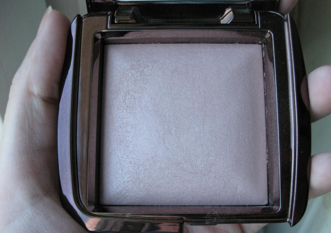 Пудра Hourglass mood Light. Hourglass Ambient Lighting Powder mood Light свотчи. Hourglass Ambient Lighting на коже. Hourglass Ambient Lighting Powder отзывы.