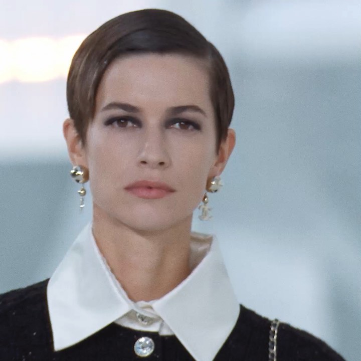 CHANEL - Strong lines define a distinctive shoulder — the CHANEL Spring-Summer 2021 Ready-to-Wear collection, imagined by Virginie Viard and captured in motion at the Grand Palais in Paris.

#CHANELSp...
