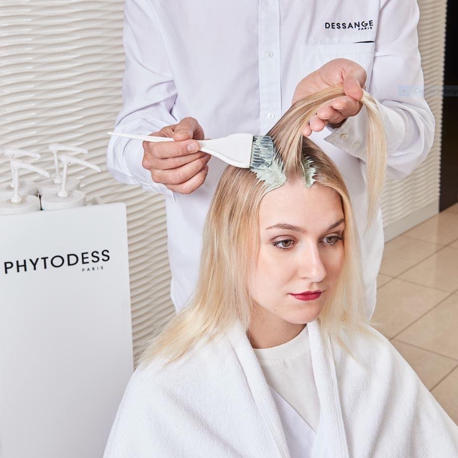 DESSANGE Paris - Le rituel shampooing a pour but de prendre soin du cuir chevelu, de lui apporter une attention particulière grâce à la Terre Précieuse sélectionnée selon vos besoins, au moment du dia...