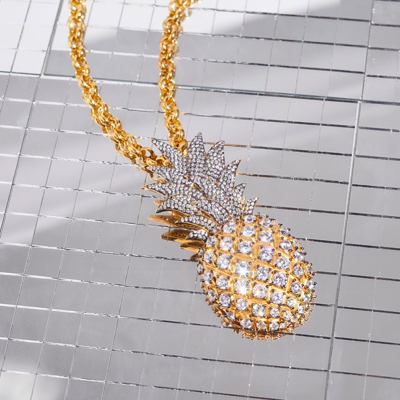 AQUAZZURA - Take a closer look at our gold-plated pineapple pendant, delicately encrusted with crystals, on aquazzura.com and in boutique. @begumkhan
#BegumKhanforAQUAZZURA #AQUAZZURA