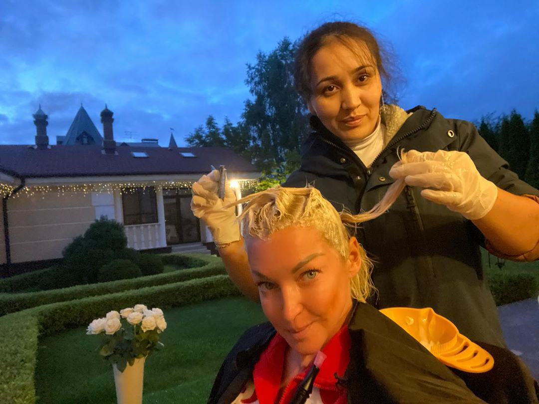 Анастасия Волочкова - Мой домашний стилист Лолочка😊 @hilola0491  Наводим красоту!😂🔥 #анастасияволочкова #волочкова #балет #россия #я #любовь #радость #цветы #счастье #мы  #солнце #лето #спорт #enjoy #...