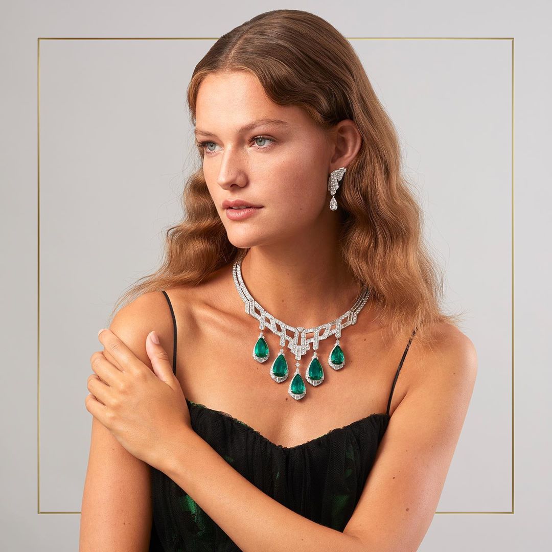 Van Cleef & Arpels - Appreciate the distinctive character of the five Colombian pear-shaped emeralds of generous dimensions that adorn the Merveille d'émeraudes necklace and earrings. The warm green h...