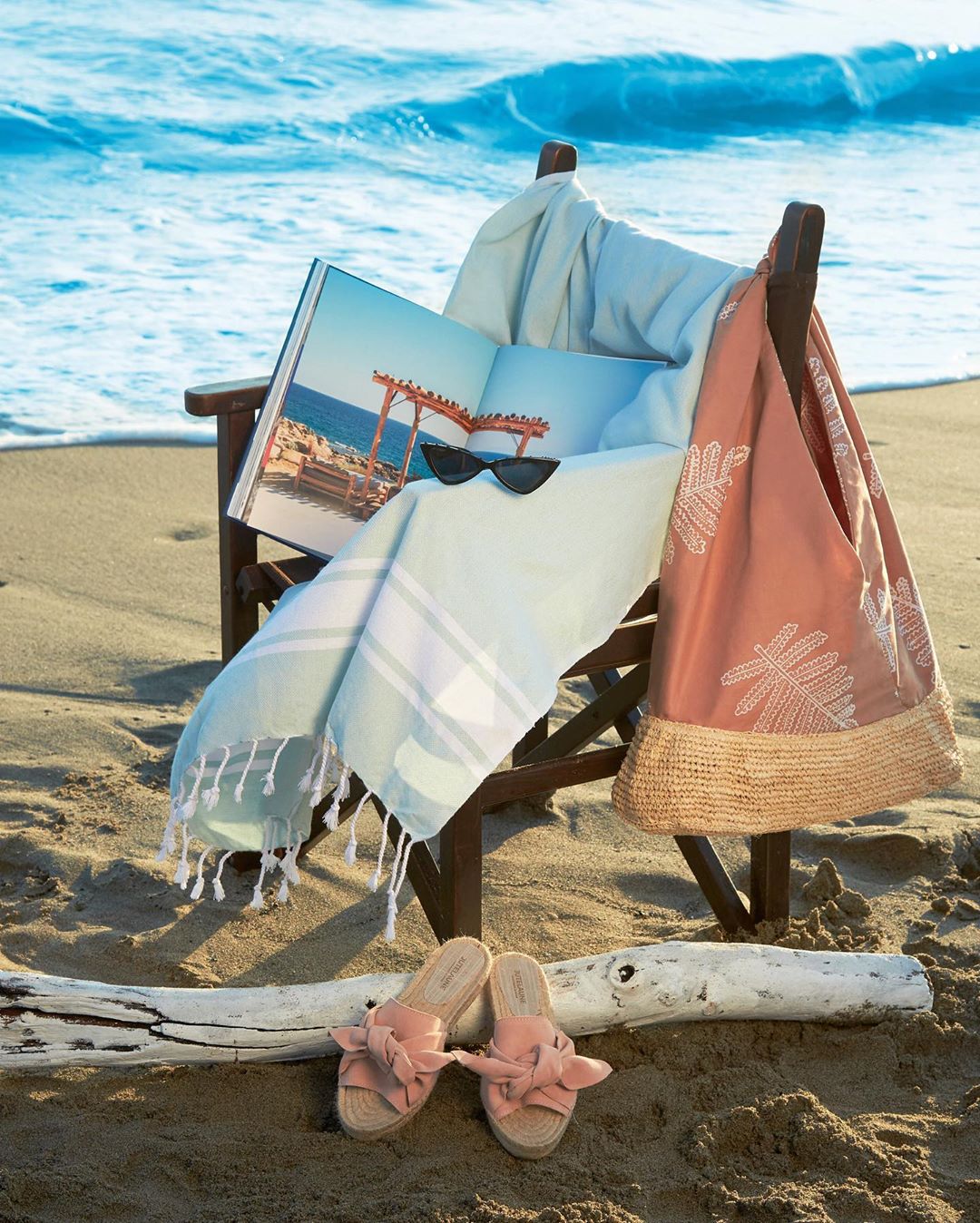 YOOX - BOOKS BOOKS BOOKS - Flip through pages on design, art, fashion and lifestyle. Don't miss the yoox summer collection